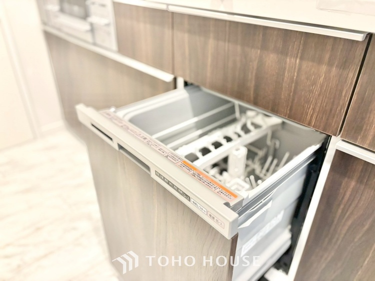 キッチン ◆キッチン◆美味しい料理を作りたくなるような気持にさせてくれる、腕を振るえる自慢のスペース。見上げると柔らかなダウンライトが包み込み、彩りを添えます。艶と光沢のある居心地の良いわが家のキッチン。