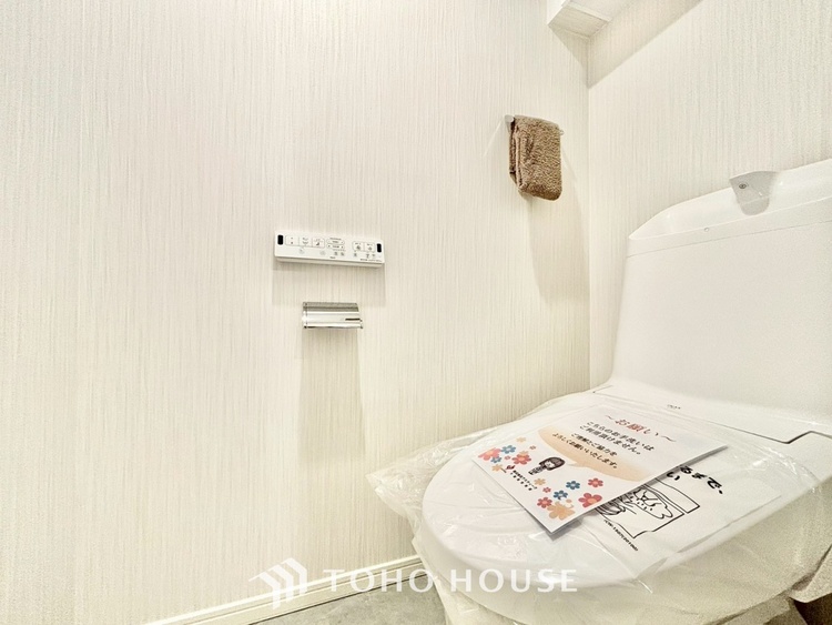 トイレ ◆トイレ◆トイレも全て新品に交換されており、清々しく新生活を始めることができます。白基調の清潔感のある空間に生まれ変わりました。