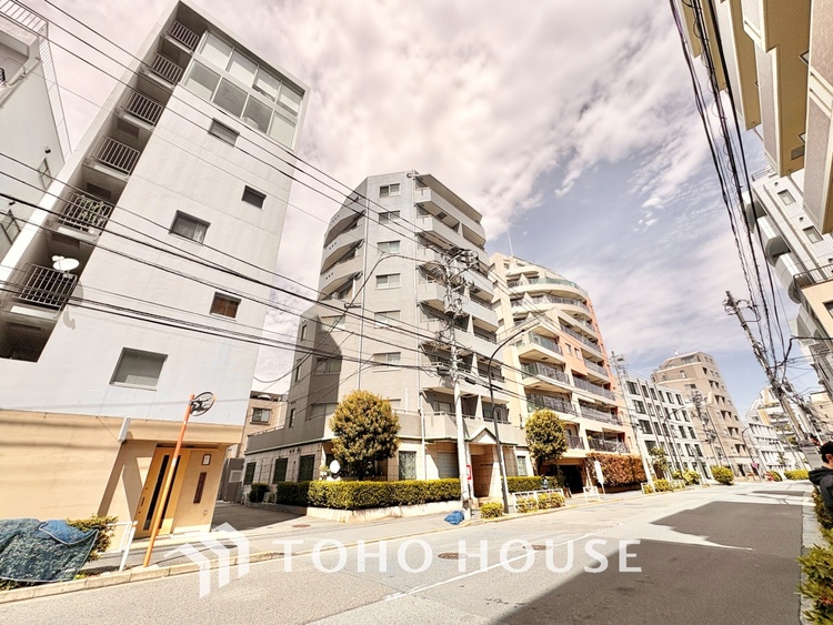 内装 ここにはみんなが集い、食事と楽しい会話が始まる。話に夢中になりすぎて、ついつい時を忘れ夜半過ぎになってしまう。そんな束の間の幸せを感じさせてくれる場所でありたい。　