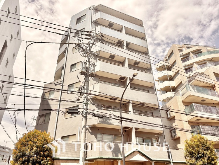 内装 ここにはみんなが集い、食事と楽しい会話が始まる。話に夢中になりすぎて、ついつい時を忘れ夜半過ぎになってしまう。そんな束の間の幸せを感じさせてくれる場所でありたい。　