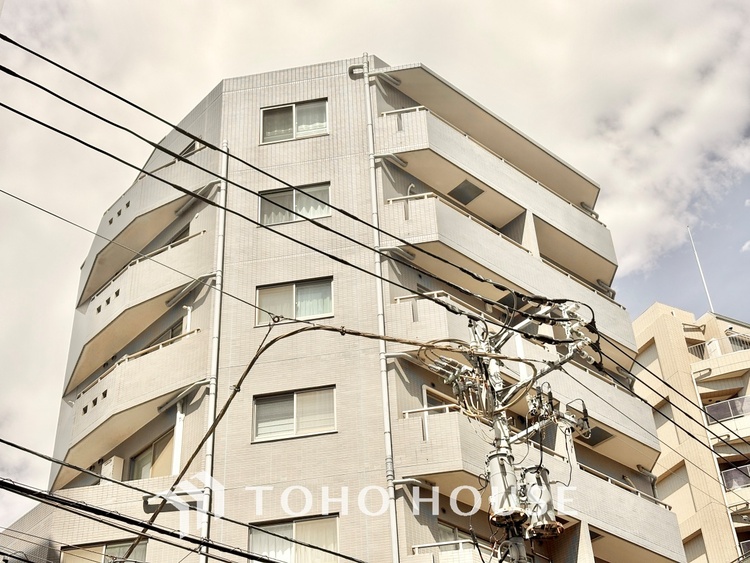 キッチン 上質な素材に囲まれたキッチンは、穏やかな時間が流れる特別な空間。洗練された料理が生まれる場所です。