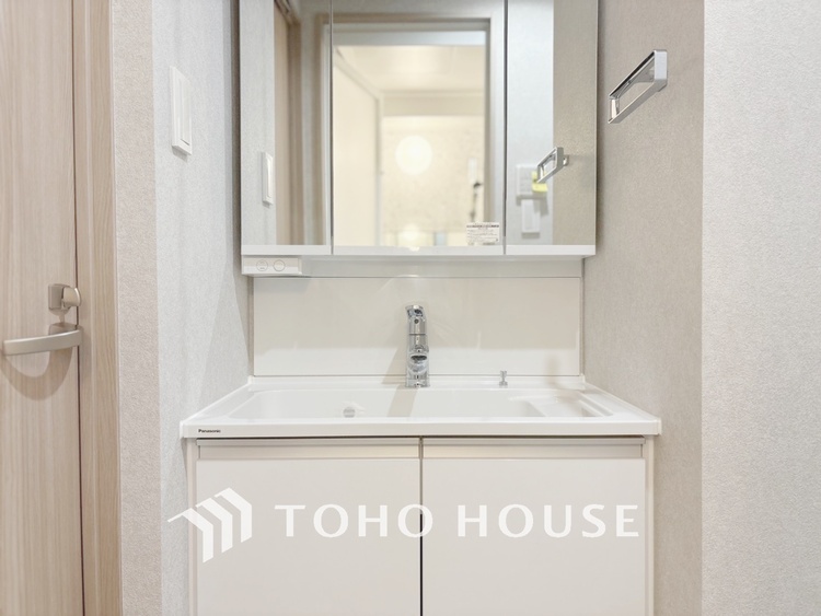 洗面 【WASHROOM】◆快適◆煌びやかな暮らしの中にも忘れたくない快適さ。大きな収納が助けてくれます。