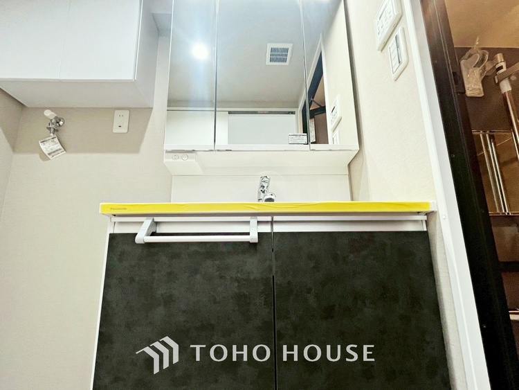 洗面 【WASHROOM】◆快適◆煌びやかな暮らしの中にも忘れたくない快適さ。大きな収納が助けてくれます。