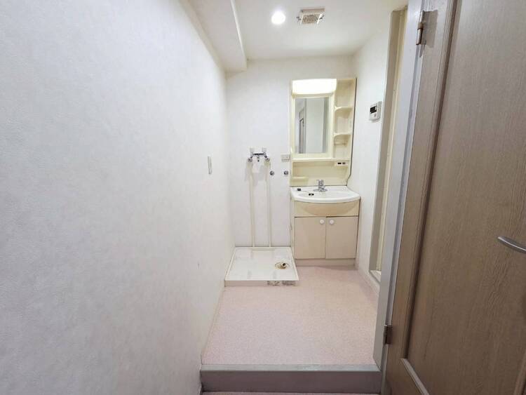 その他 十分な広さの脱衣所。