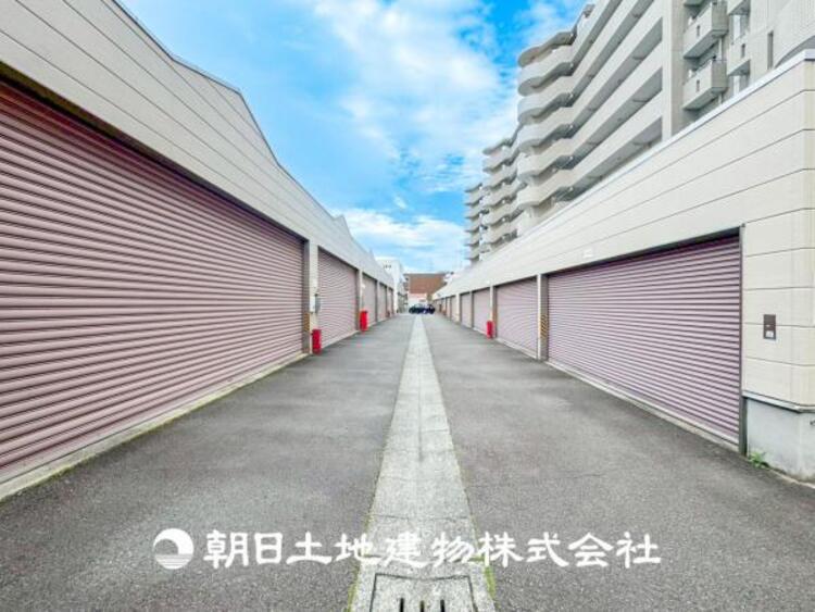 駐車場 【駐車場】ゆったりとした駐車スペースを確保いたしましたので、大きめのお車でも駐車可能です。