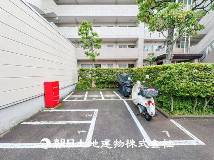 その他 【バイク置場】 敷地内駐車スペース。日々の暮らしにも大切なスペースです。