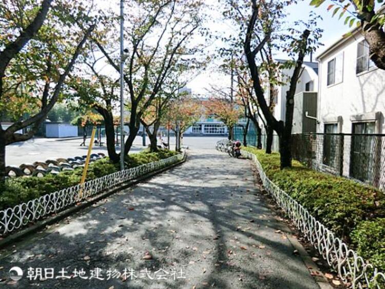 周辺 【?新田小学校】220ｍ　自然豊かな小高い丘に立地し、静かな環境で学びに集中ができます。１８９３年開校の伝統のある小学校で地域と協力した教育体制が根付いています。