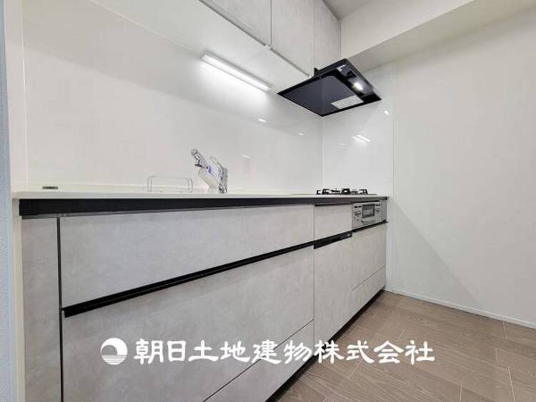 キッチン 【キッチン】住宅の主役でもあり、日常生活を過ごす上で重要な水回りでもあるからこそ機能性・デザイン性に拘りました。お掃除のしやすいシステムキッチンを設置しました。