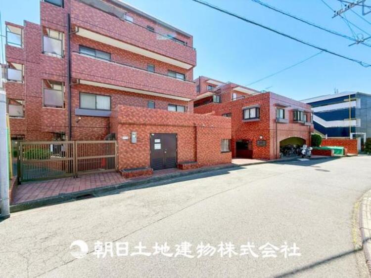外観 【外観写真】直線的なフォルムと落ち着いた色合いが、都会的な雰囲気を演出しています。