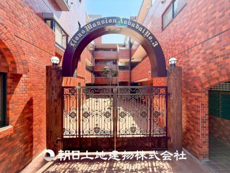 外観 【外観写真】無駄のないデザインと落ち着いたカラーリングが特徴のシンプルモダンな住宅。機能性と美しさを兼ね備えた外観です。