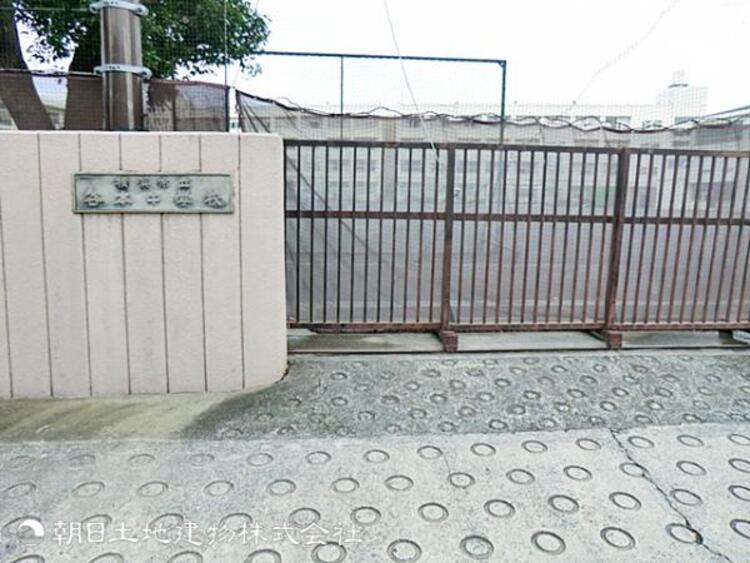周辺 【谷本中学校】1100ｍ　徒歩１５分圏内で毎日の通学も無理なく続けられます。勉強に前向きな生徒が多く学びに集中できる環境です。部活動や行事も盛んで活気のある中学校です。