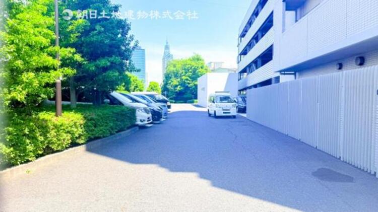 駐車場 立体駐車場と平置きの駐車場スペースが御座います。空き状況に関してはお気軽にお問い合わせください。