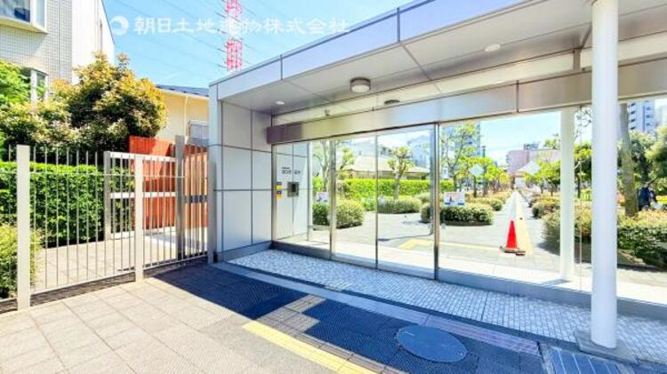 設備 【2重オートロック】防犯カメラ＋敷地内へ入る時もオートロックが御座います。部外者の侵入を制限し、防犯面で非常に有効な設備です。