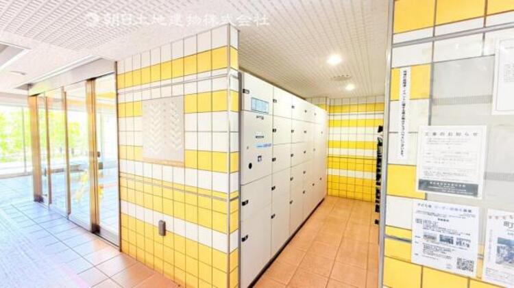 設備 【宅配ボックス】居住者の替わりに荷物を受け取ってくれるロッカー型設備です。宅配ボックスがあれば再配達依頼のわずらわしさや在宅時間の制約から開放されるため、ネットショッピング時代のヒット商品です♪
