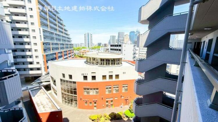 外観 マンション中央スペースには管理棟が御座います。トラブルや共有部の契約などのご相談も対応いただけます。