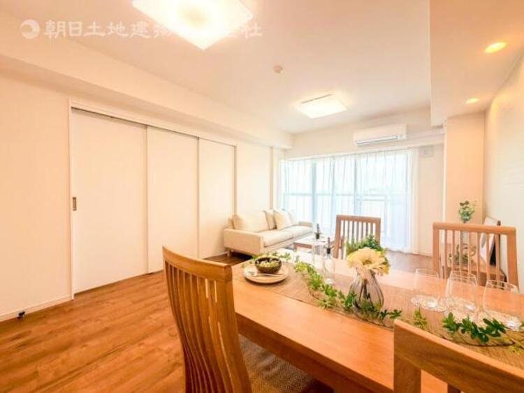 居間 家族の会話や笑顔が行きかうリビングダイニング、くつろぎの空間を生み自然と家族みんなが集まってきます。