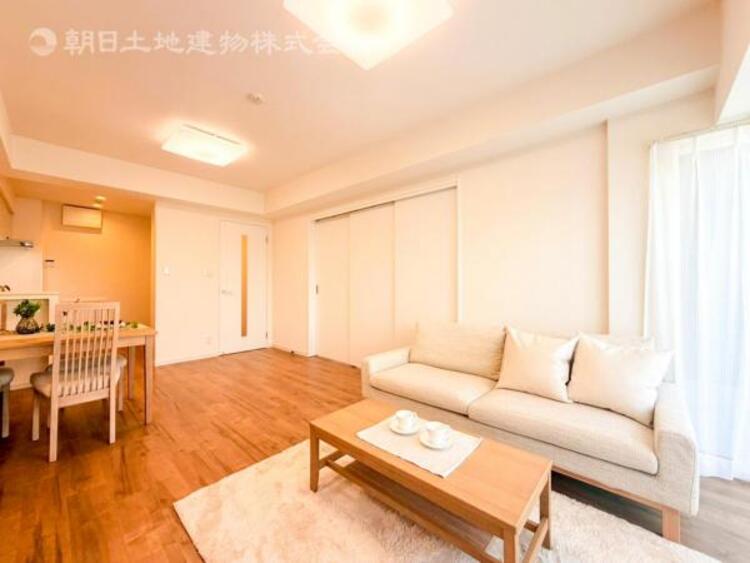 居間 お天気が晴れの日は照明をつけなくても充分明るいリビングです！どこか落ち着きのある広々とした内装です！皆で過ごす空間が、目に浮かんでくる様な優しいリビングダイニングです！くつろいだり楽しい時間を是非！