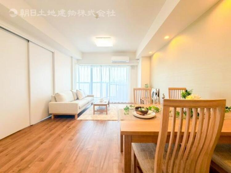 居間 ナチュラルな木目調で統一されており、お好みの家具に合わせてお部屋のイメージを変えられます。
