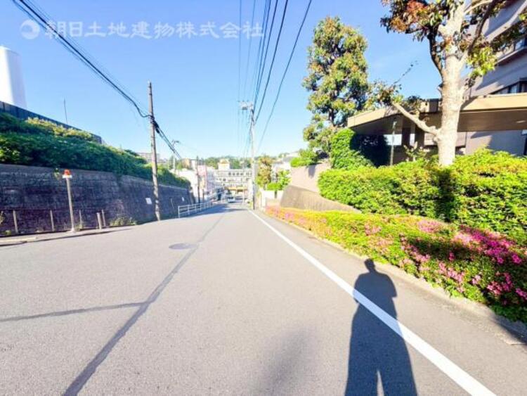 外観 【前面道路】道路幅が広く圧迫感が御座いません。車両の出入りも苦になりません。