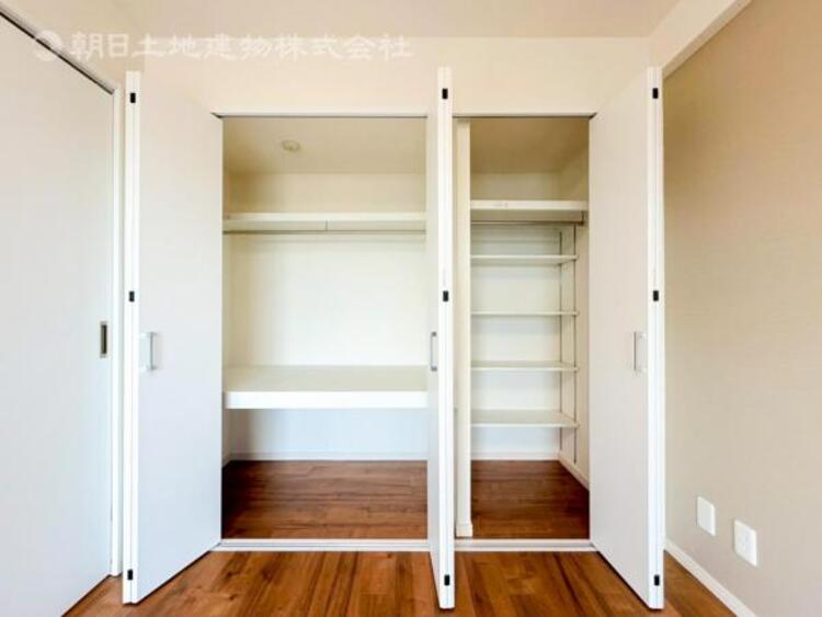 収納 【クローゼット】奥行きがあるクローゼットで、左右に別けて使い分けが可能です。