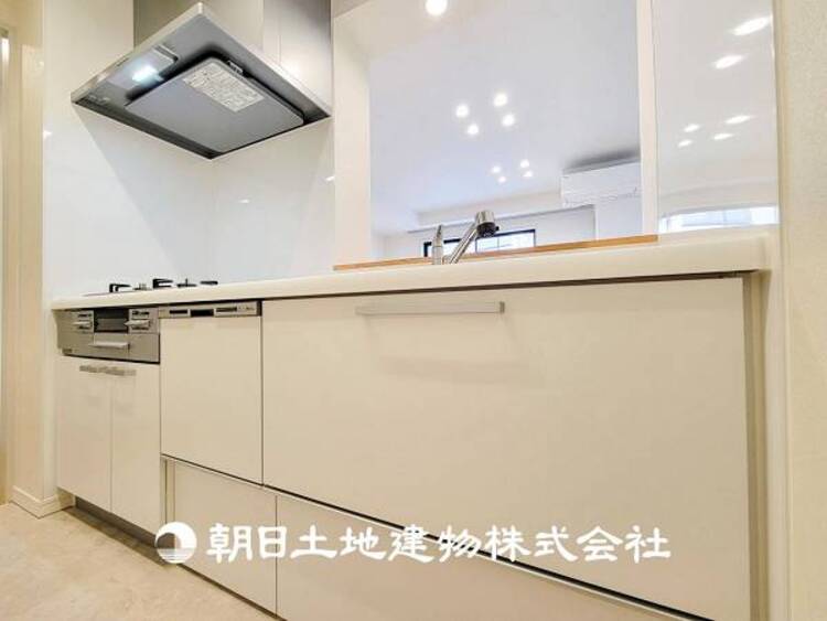 キッチン 【キッチン】住宅の主役でもあり、日常生活を過ごす上で重要な水回りでもあるからこそ機能性・デザイン性に拘りました。お掃除のしやすいシステムキッチンを設置しました。