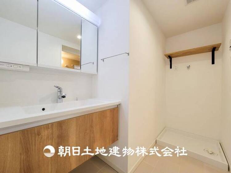洗面 【洗面化粧台】慌ただしい1日が始まり、充実した1日の終わりを締めくくる洗面所。快適に過ごせることはもちろん、収納や機能性を兼ね備えた洗面化粧台です。
