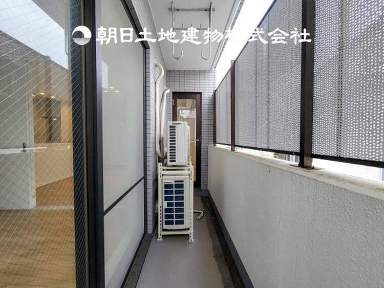 バルコニー 【バルコニー】温かい太陽を感じる事ができるのは、目の前に遮るものが無いから。彼方に広がる風景が絵画のように広がります。