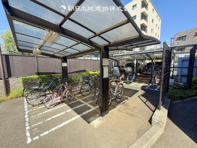 その他 駐輪場には屋根がついています。
