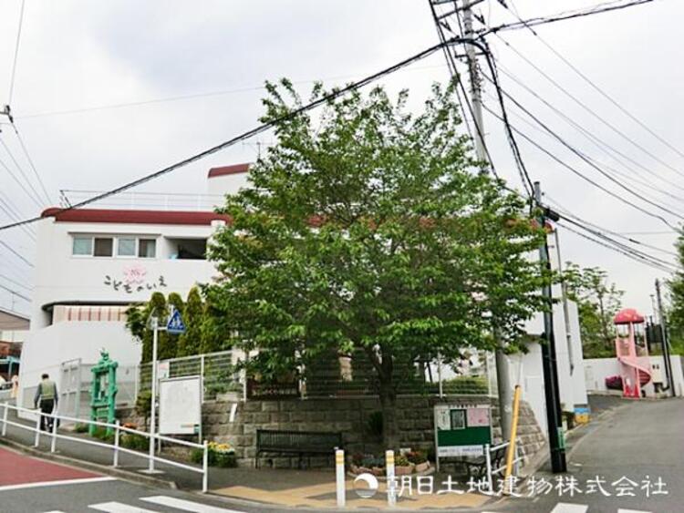 周辺 【玉川さくら保育園】980ｍ　中規模で一人一人に目が届きやすい手厚い保育で親御様も安心。園庭＋専用の広場を備えておりのびのびと体を動かせます。