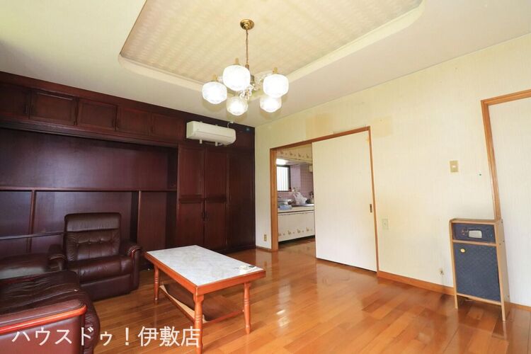 内装 【洋室】折り上げ天井にシャンデリアが映える、趣ある洋室。重厚感のある内装が落ち着いた空間を演出します。
