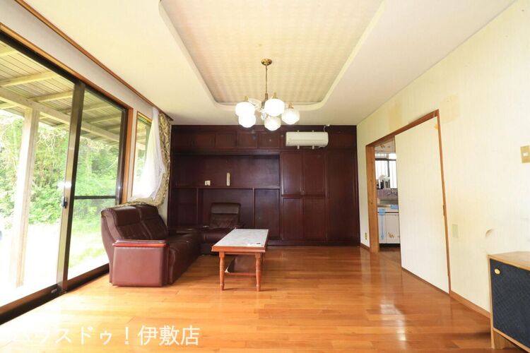 内装 【洋室】壁一面に収納力のある木目調の造り付け棚を完備。趣味の品を飾るなど、多彩な使い方が可能です。