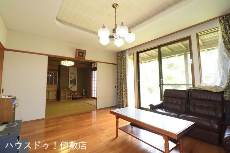 内装 【洋室】キッチンへ続く動線が確保された便利な間取り。居室としても、家族で寛ぐリビングとしても重宝します