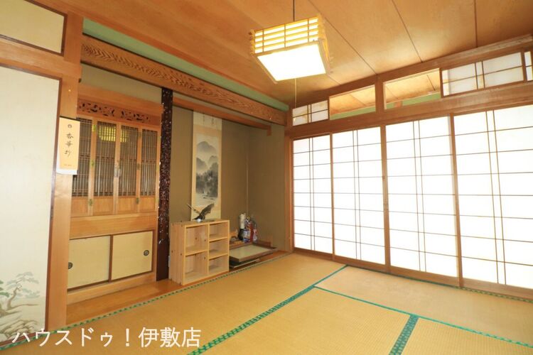 内装 【和室】床の間や仏間を備えた、品格漂う和室空間。客間としてはもちろん、寝室としても多目的に活用できます。