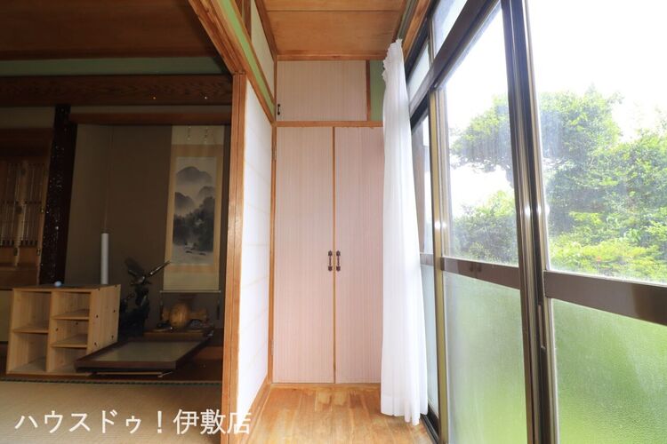 内装 【縁側】大きな窓から豊かな陽光が差し込む明るい空間。お庭の緑を眺めながら、穏やかな時間を過ごせます。