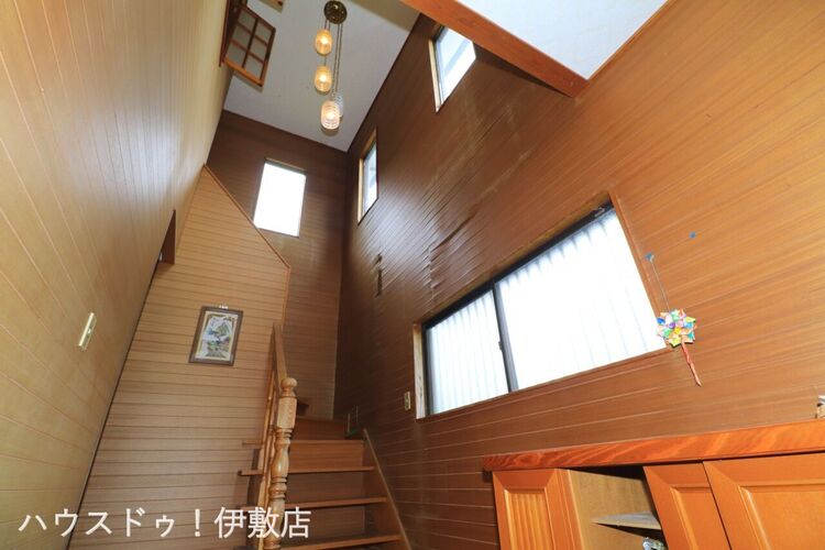 玄関 【玄関】吹き抜け部分に複数の窓を配した、明るい玄関ホール。自然光が階下まで届く、採光に配慮した設計です。