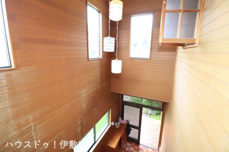玄関 【玄関吹抜】開放感あふれる吹き抜け構造の階段ホール。高い天井が住まいにゆとりと開放感を演出します。