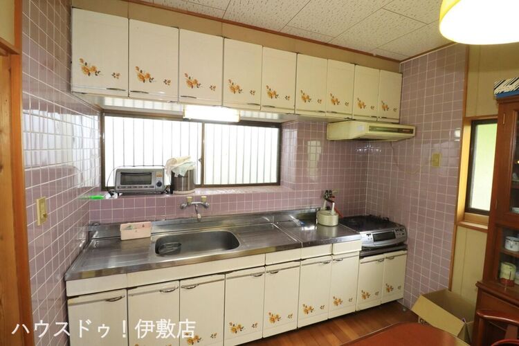 キッチン 【キッチン】上下に豊富な収納棚を完備した壁付けキッチン。調理器具や食器もすっきりと整理・保管いただけます。