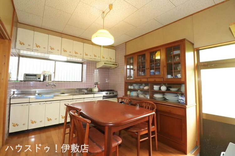 キッチン 【ダイニングキッチン】勝手口を備え付けており、玄関を通らずにゴミ出しが可能です