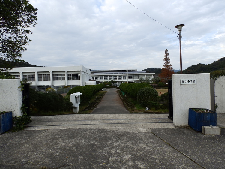 周辺 郡山小学校【鹿児島市立郡山小学校】は、郡山町に位置する1971年創立の小学校です。令和3年度の生徒数は244人で、12クラスあります。校訓は「峰越す虹の理想」です。 徒歩 約25分（約2000m）