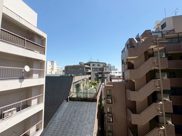 バルコニー 窓を開けると広がる青空。心をリフレッシュして日々を過ごしていきましょう。