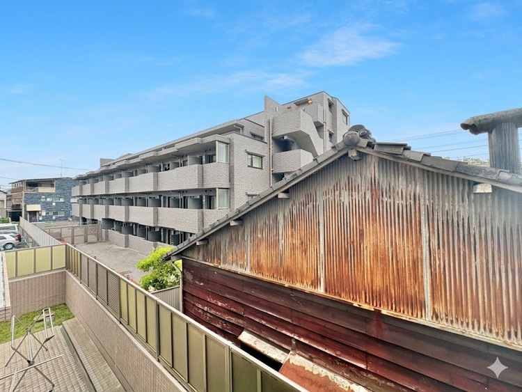 バルコニー 窓を開けると広がる青空。心をリフレッシュして日々を過ごしていきましょう。