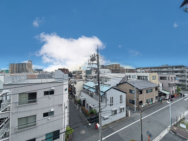 バルコニー 窓を開けると広がる青空。心をリフレッシュして日々を過ごしていきましょう。
