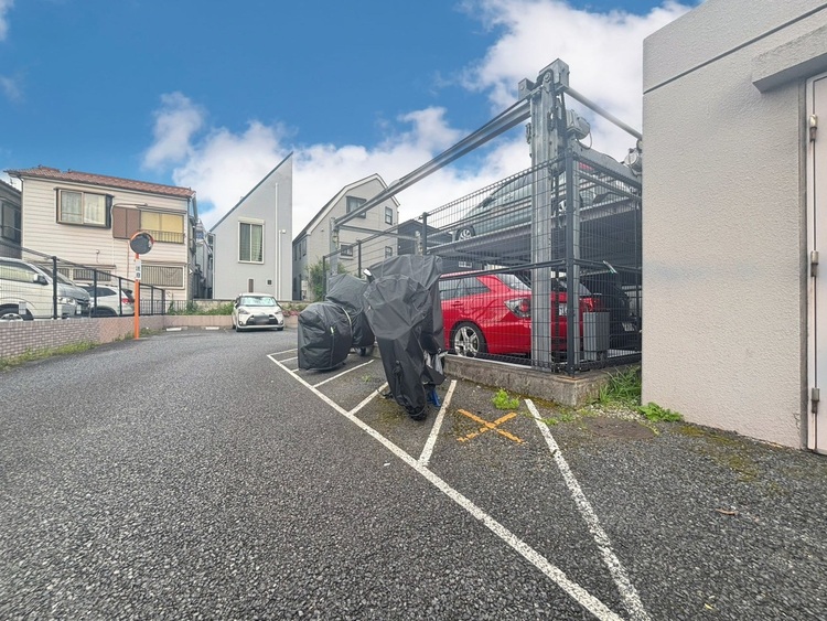 駐車場 本物件の駐車スペースです。車種制限のある場合もございますので、お気軽にお問い合わせくださいませ。