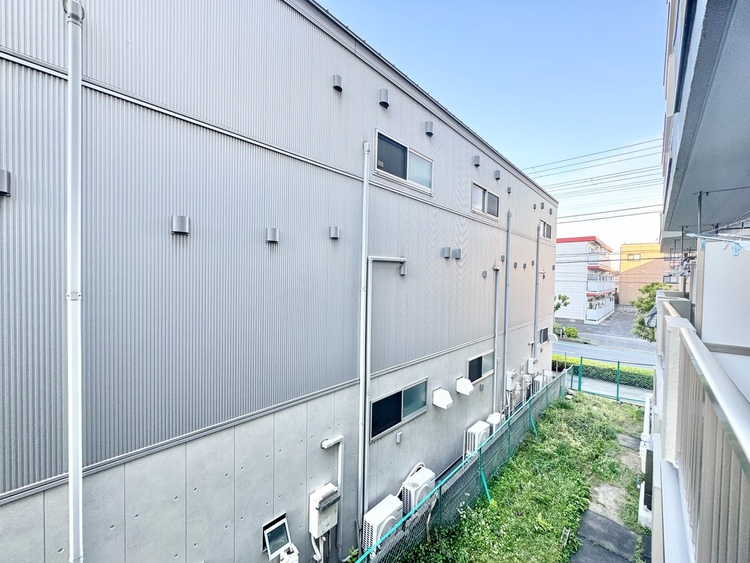 バルコニー 窓を開けると広がる青空。心をリフレッシュして日々を過ごしていきましょう。