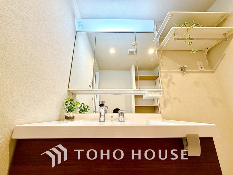 洗面 【WASHROOM】◆快適◆煌びやかな暮らしの中にも忘れたくない快適さ。大きな収納が助けてくれます。