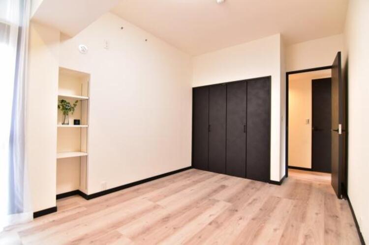 内装 各部屋にバルコニーがあり、風通し良好です。たっぷりの収納も配備しており、片付いた空間を実現できそうです。 