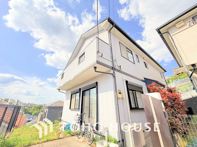 外観 〜西野川の自然豊かな住宅街〜開けた眺望の2階建住戸〜南西向きにつき陽当り良好〜