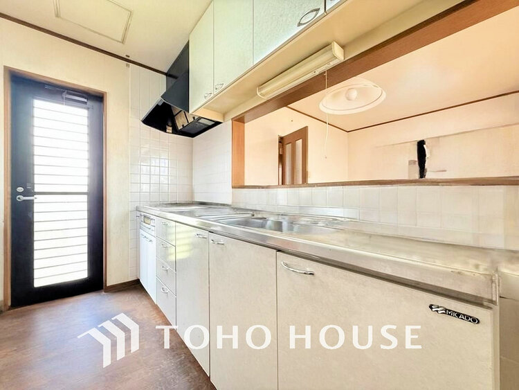 キッチン シンプルな部屋の雰囲気に溶け合うナチュラルキッチン(現地には家具があります)
