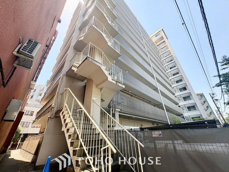 外観 街に溶け合う美しい景観を生みだしているにも関わらず、採光や風通しを考えて設計された間取り。近隣との視線を考え、街全体で調整される窓位置。外観だけでなく、そこに住まうご家族の心地よさを最優先しました。