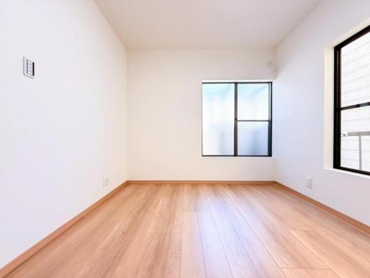 内装 穏やかな寛ぎあじわえるお部屋では有意義な時間がつくれます！大きな窓からと陽光が注がれる明るい空間！光もアクセントの一つとして。一人時間も充実したものにできるプライベートルームは日々を豊かにします！！ 
